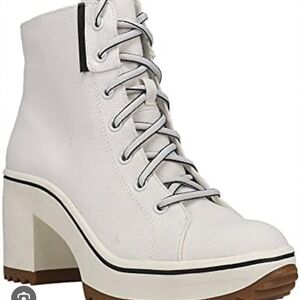 New in box MIAa Zelia White Canvas boot sz 7.5